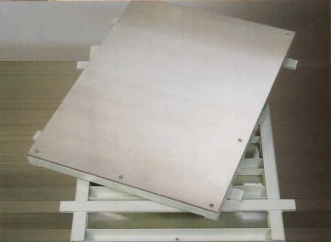 Metallic table on 25” model