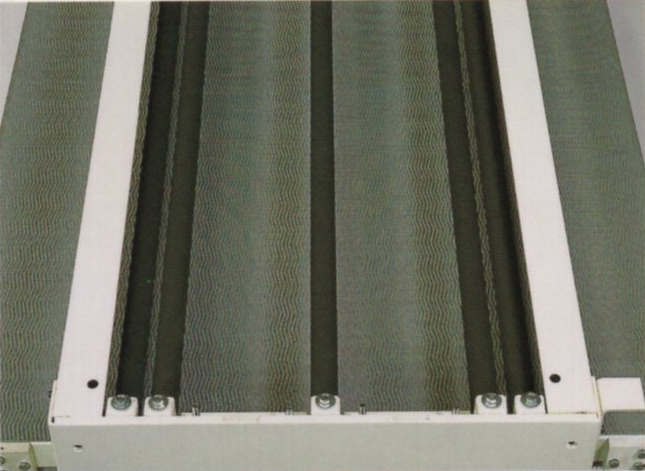 Specially designed five pressure rollers ensure safety and stability of sanding operation.