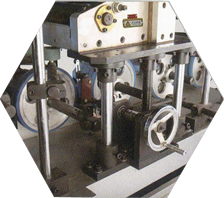 Hoisting system for glue spreading